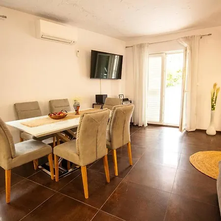 Comfortable 3 Bedroom Nancy Spalato