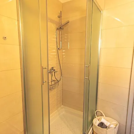 Comfortable 3 Bedroom Nancy Spalato